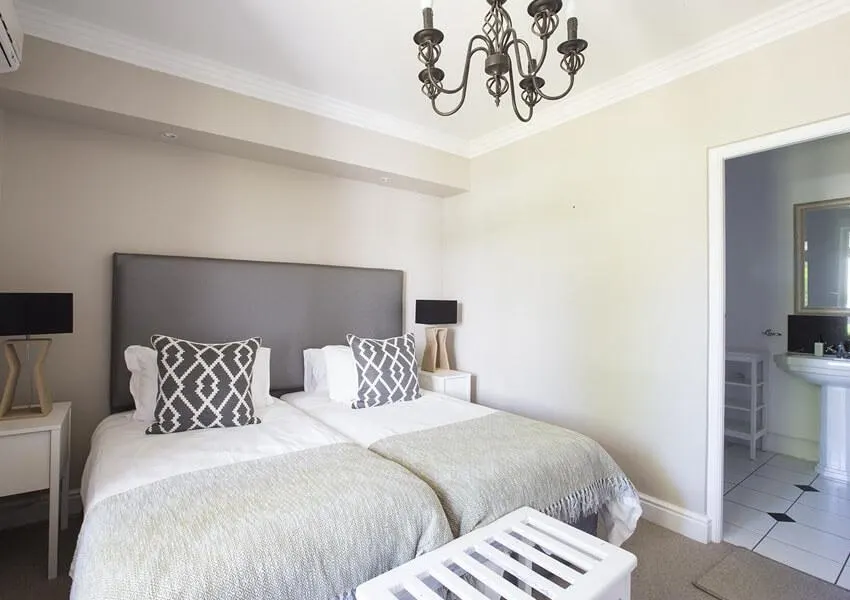 Twin bedroom