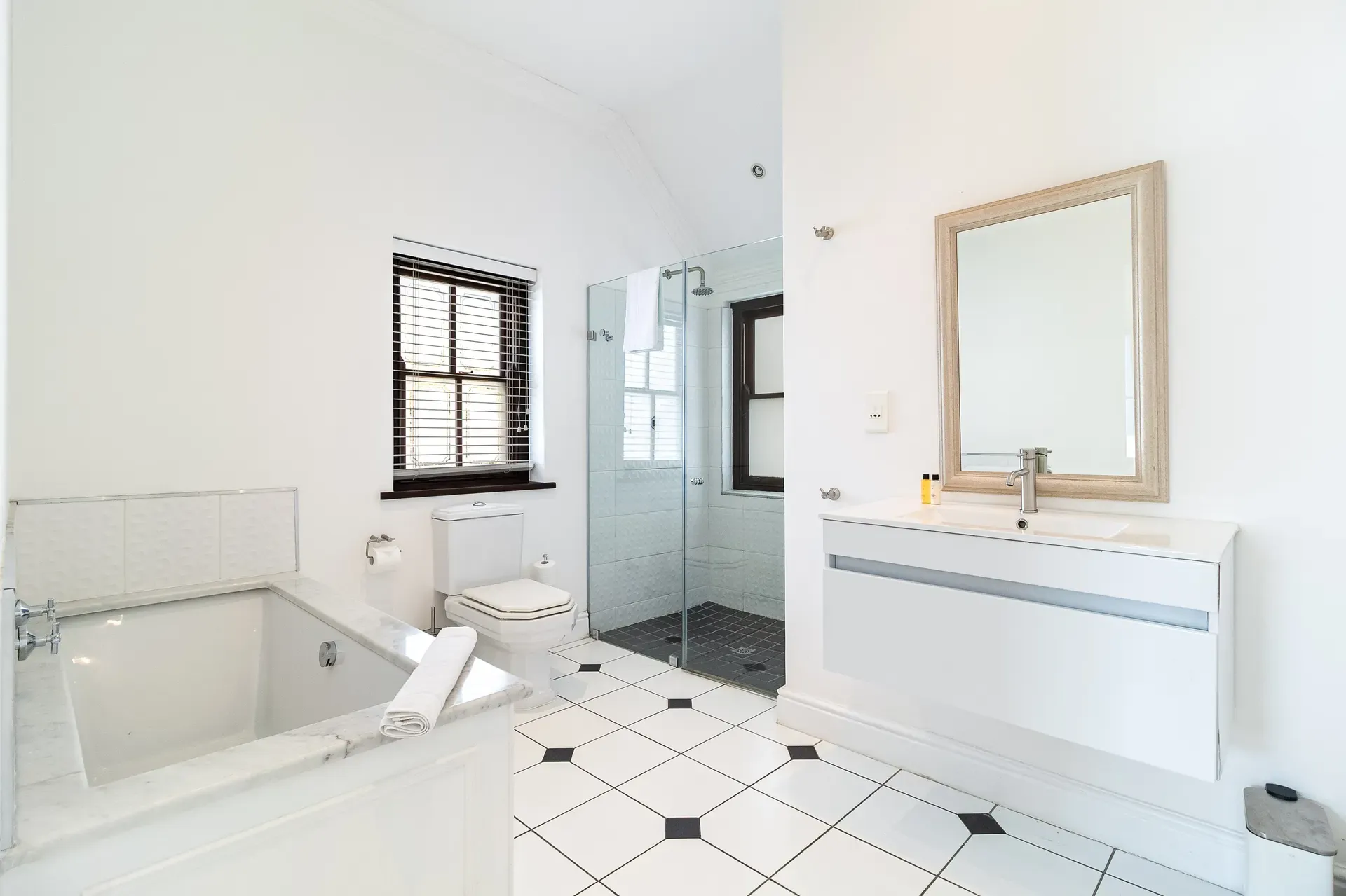 Lodge 10 — lodge-10-bathroom