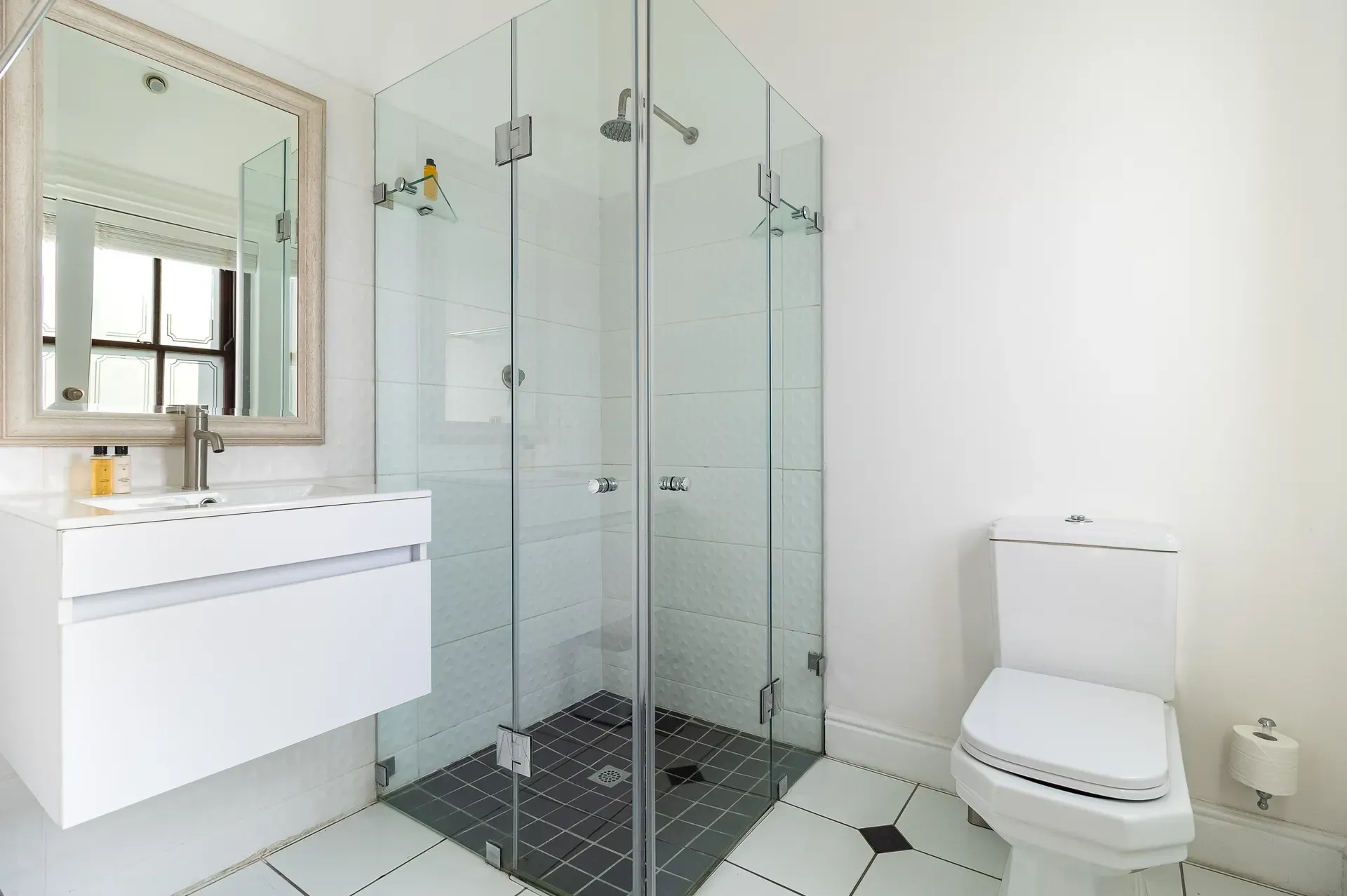 Lodge 10 — lodge-10-bathroom-main