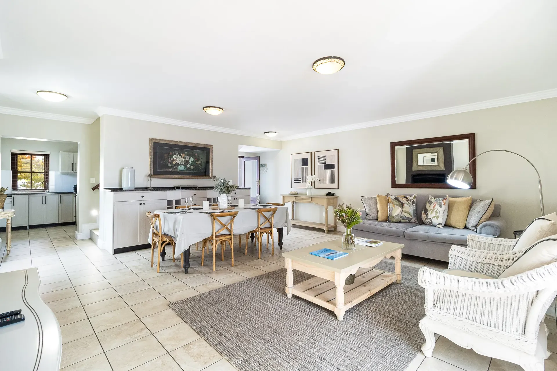 Lodge 10 — lodge-10-livingroom-main