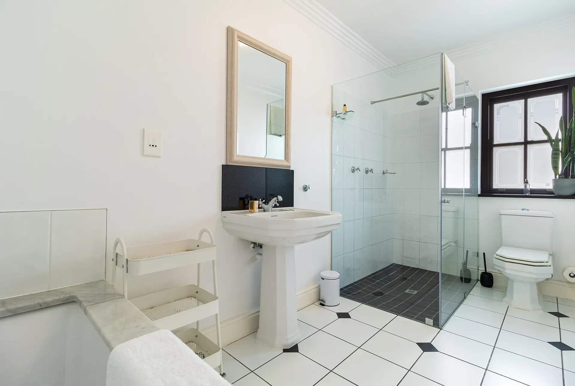 Lodge 11 — lodge-11-bathroom