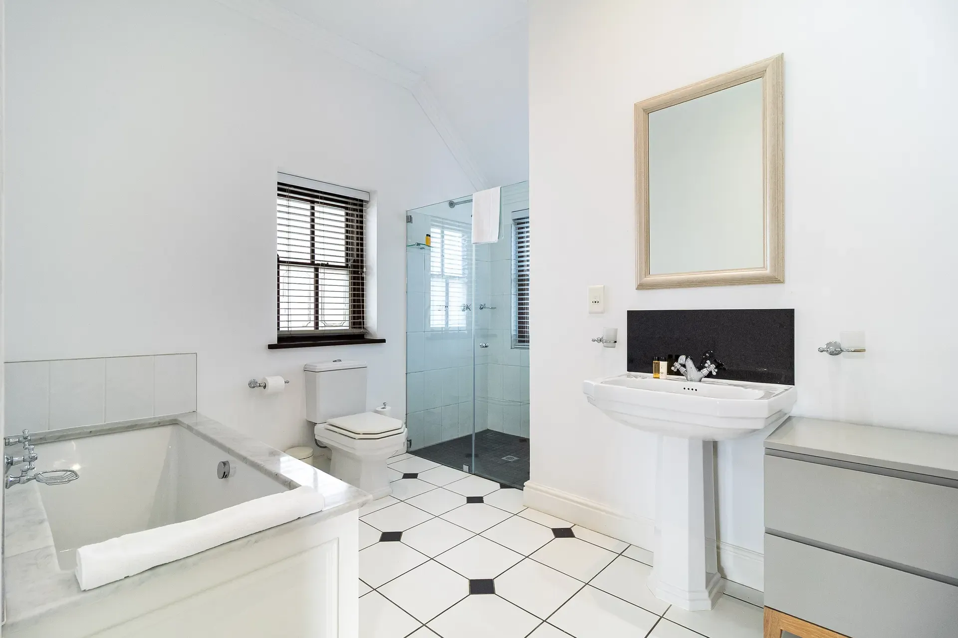 Lodge 12 — lodge-12-bathroom-main