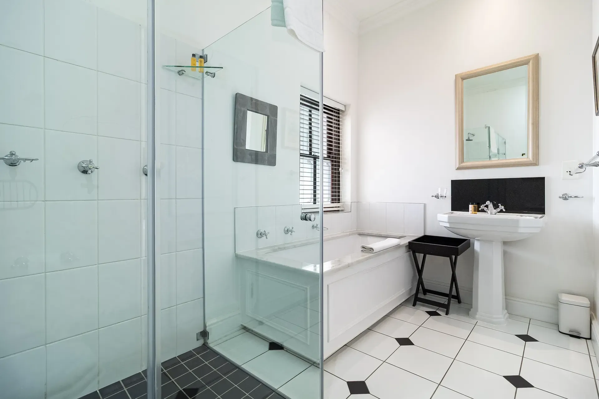 Lodge 14 — lodge-14-bathroom