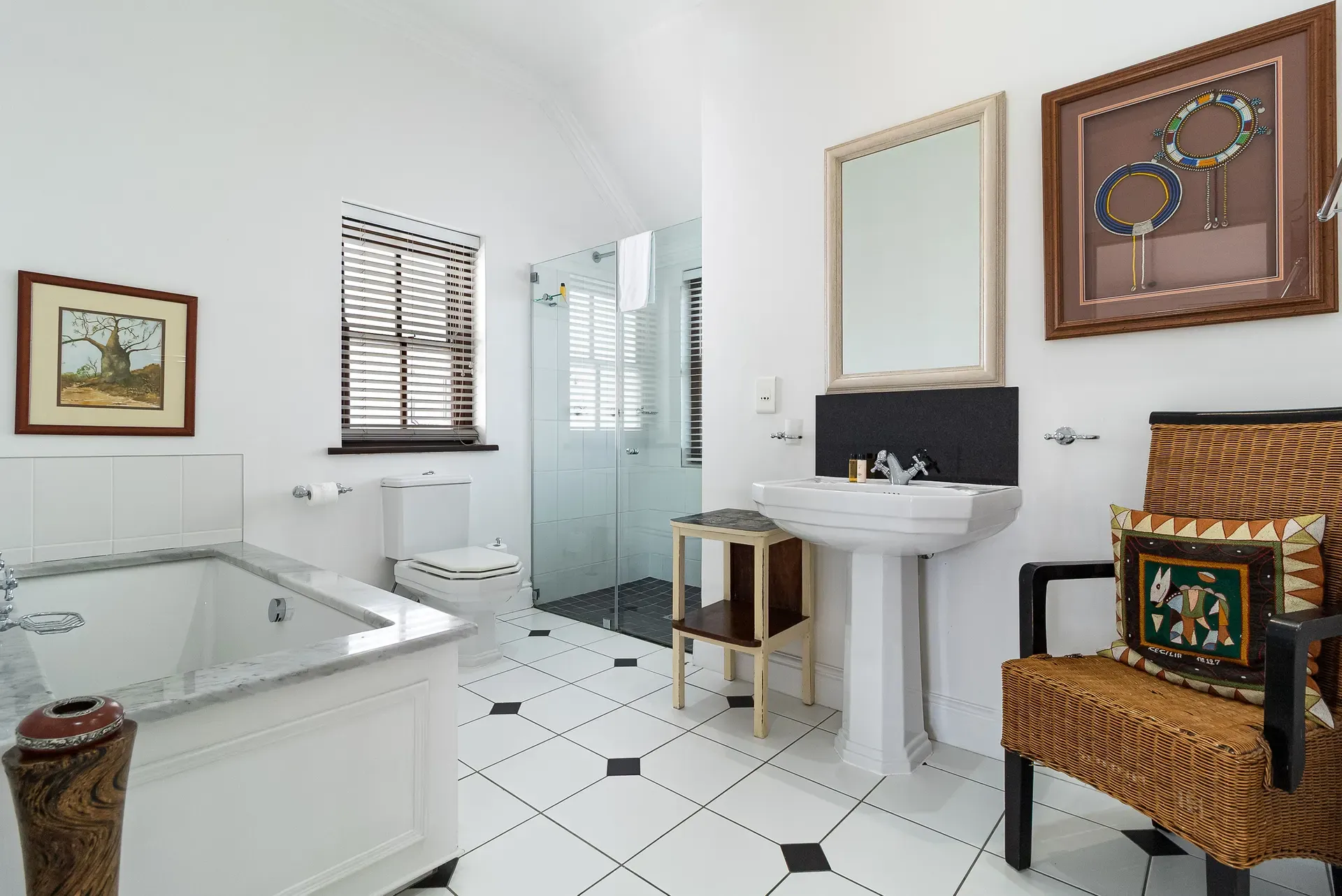 Lodge 14 — lodge-14-bathroom-main