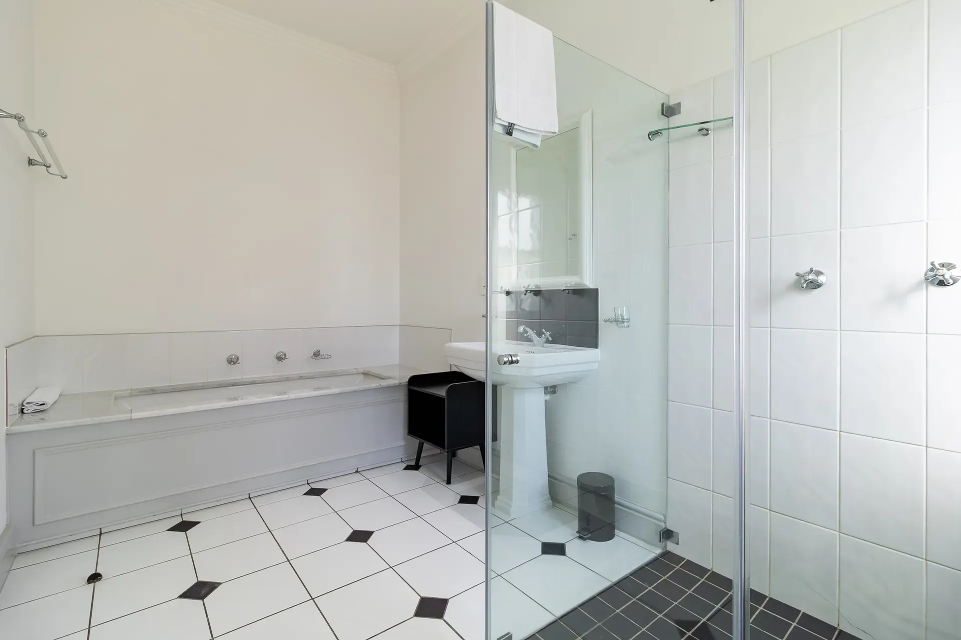 Lodge 15 — lodge-15-bathroom