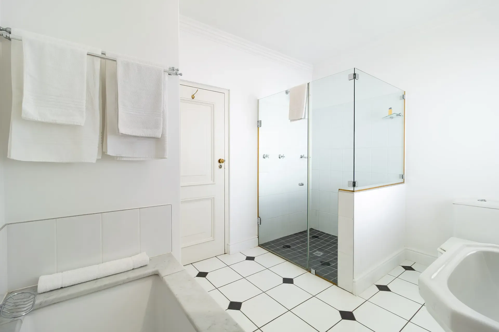 Lodge 19 — lodge-19-bathroom