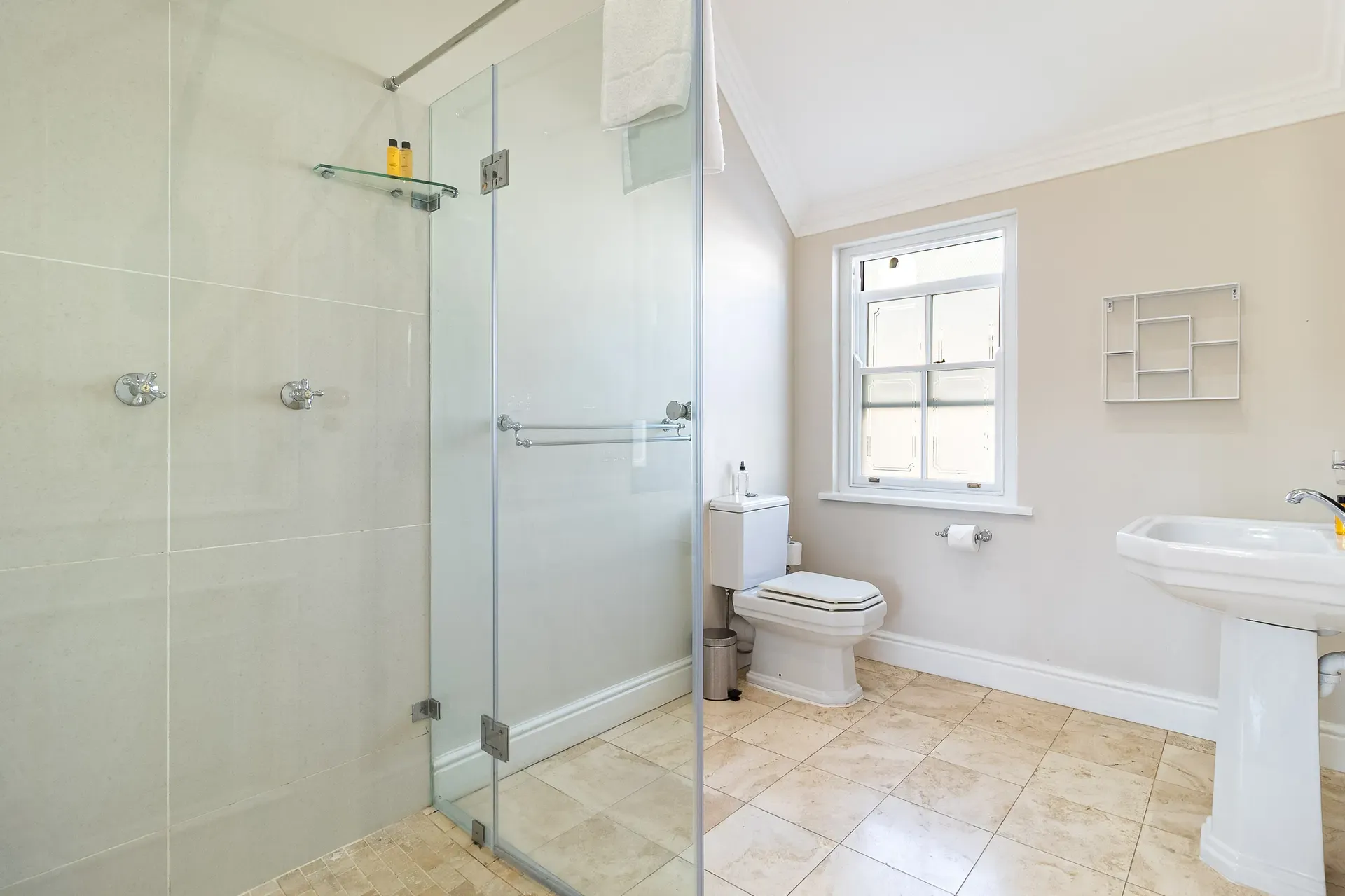 Lodge 2 — lodge-2-bathroom-2