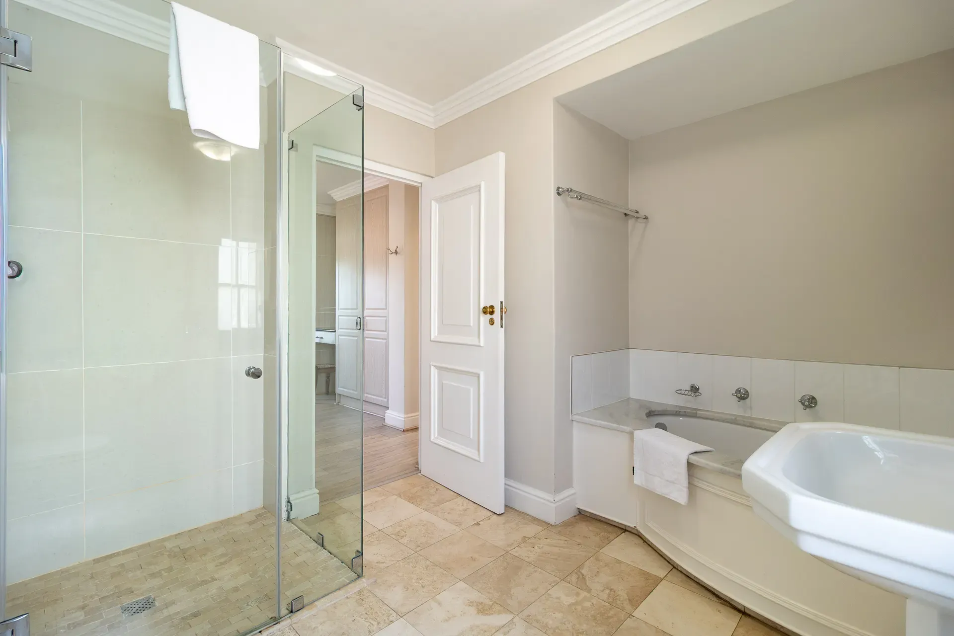 Lodge 2 — lodge-2-bathroom