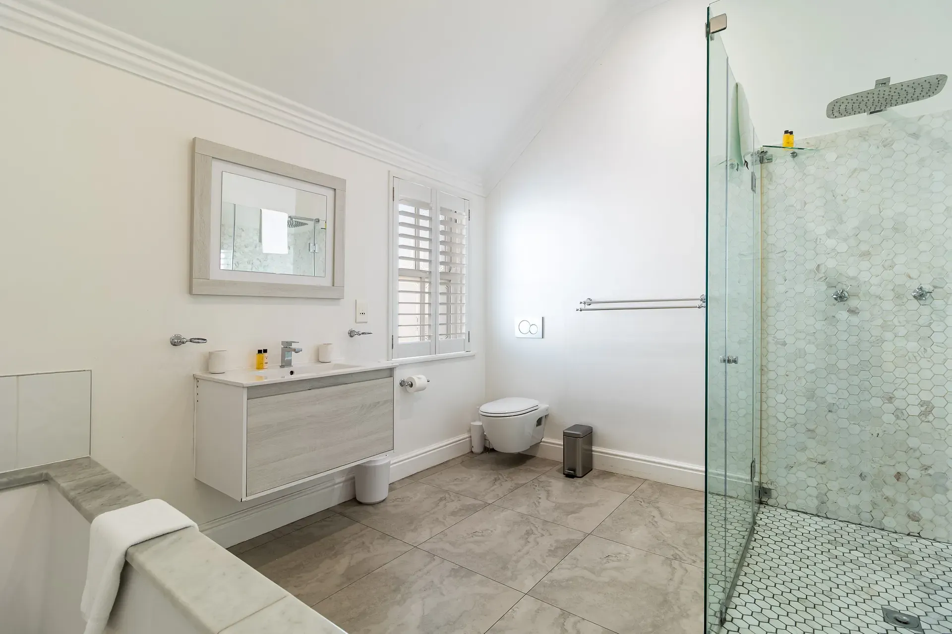 Lodge 3 — lodge-3-bathroom