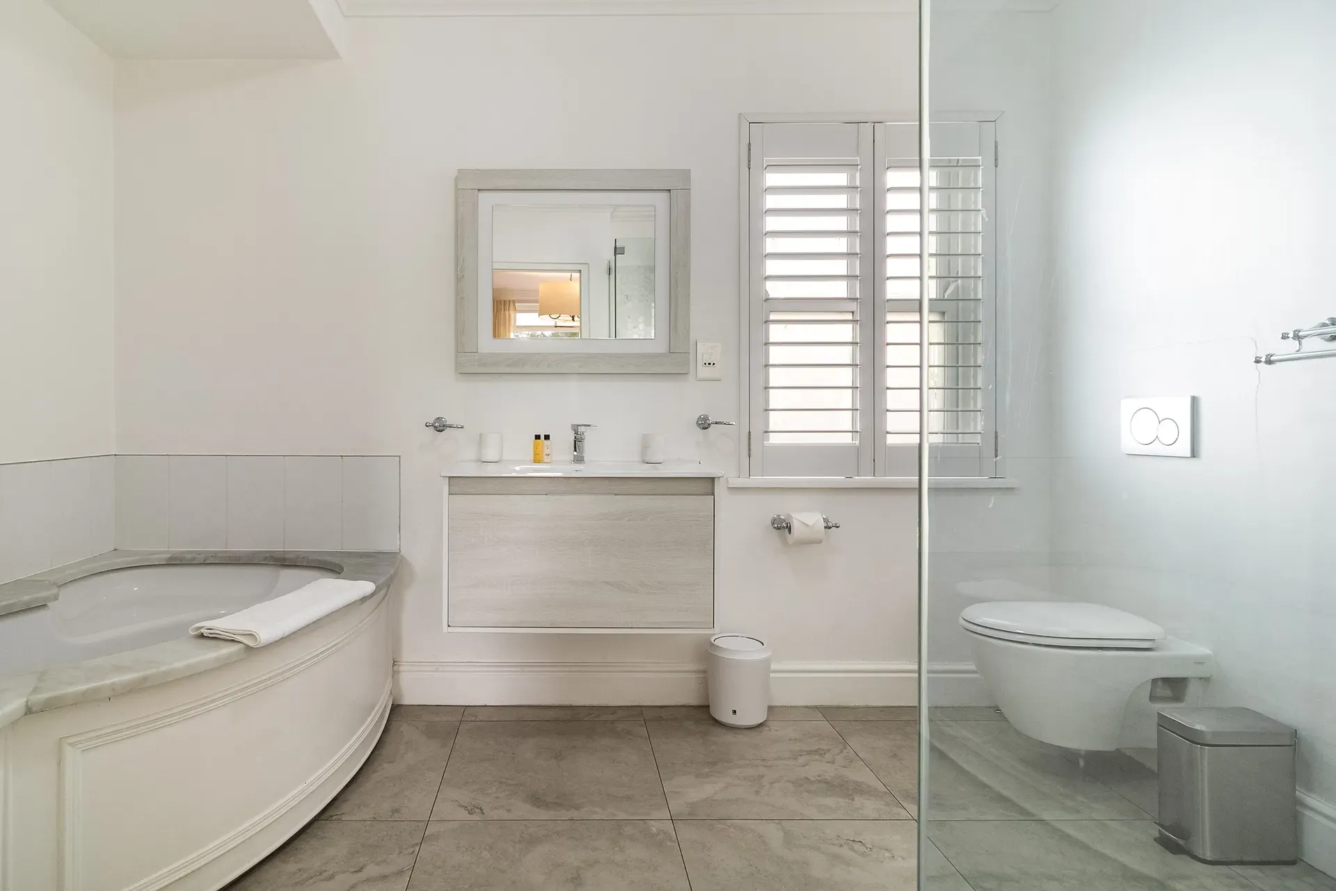 Lodge 3 — lodge-3-bathroom-main