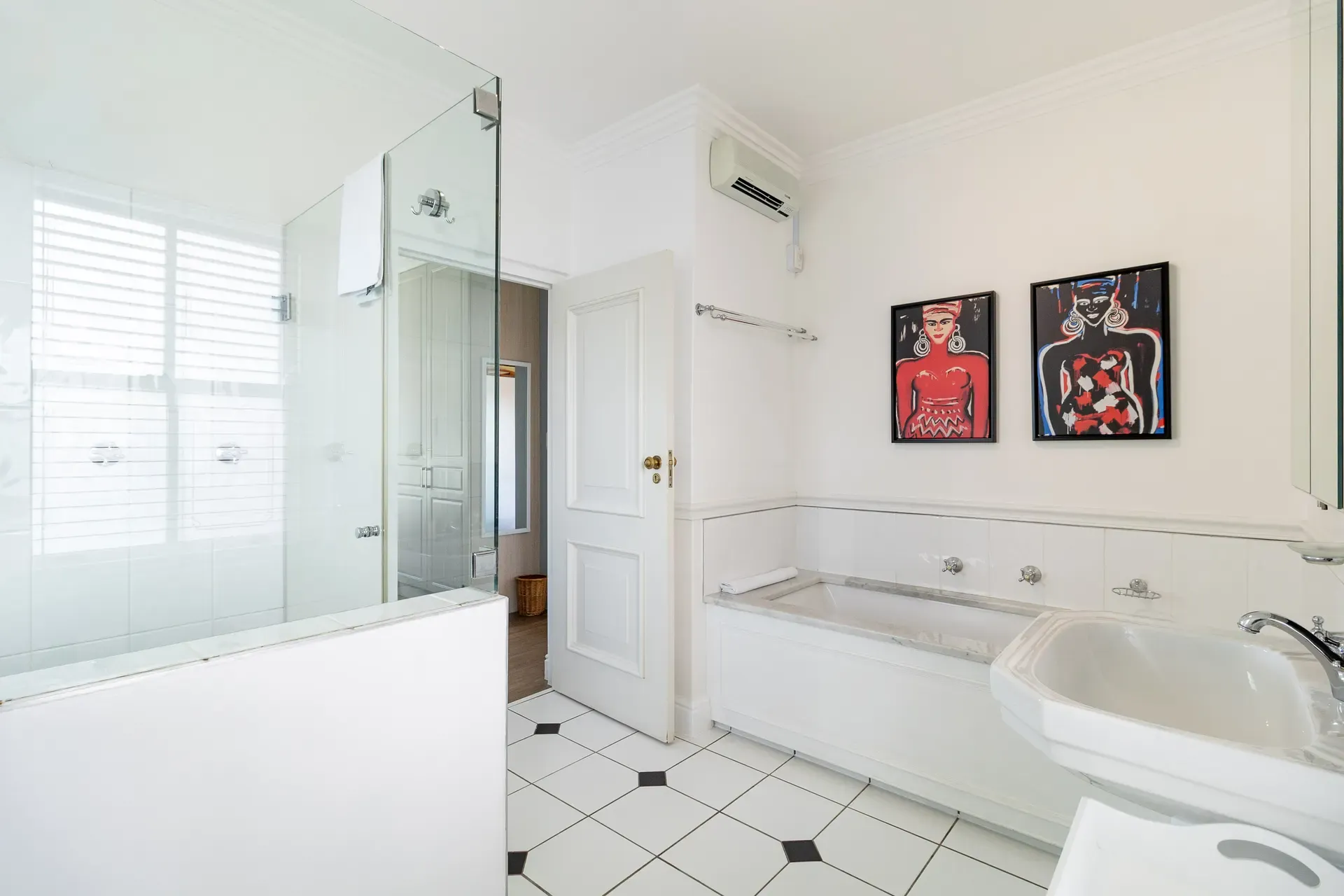 Lodge 4 — lodge-4-bathroom-main