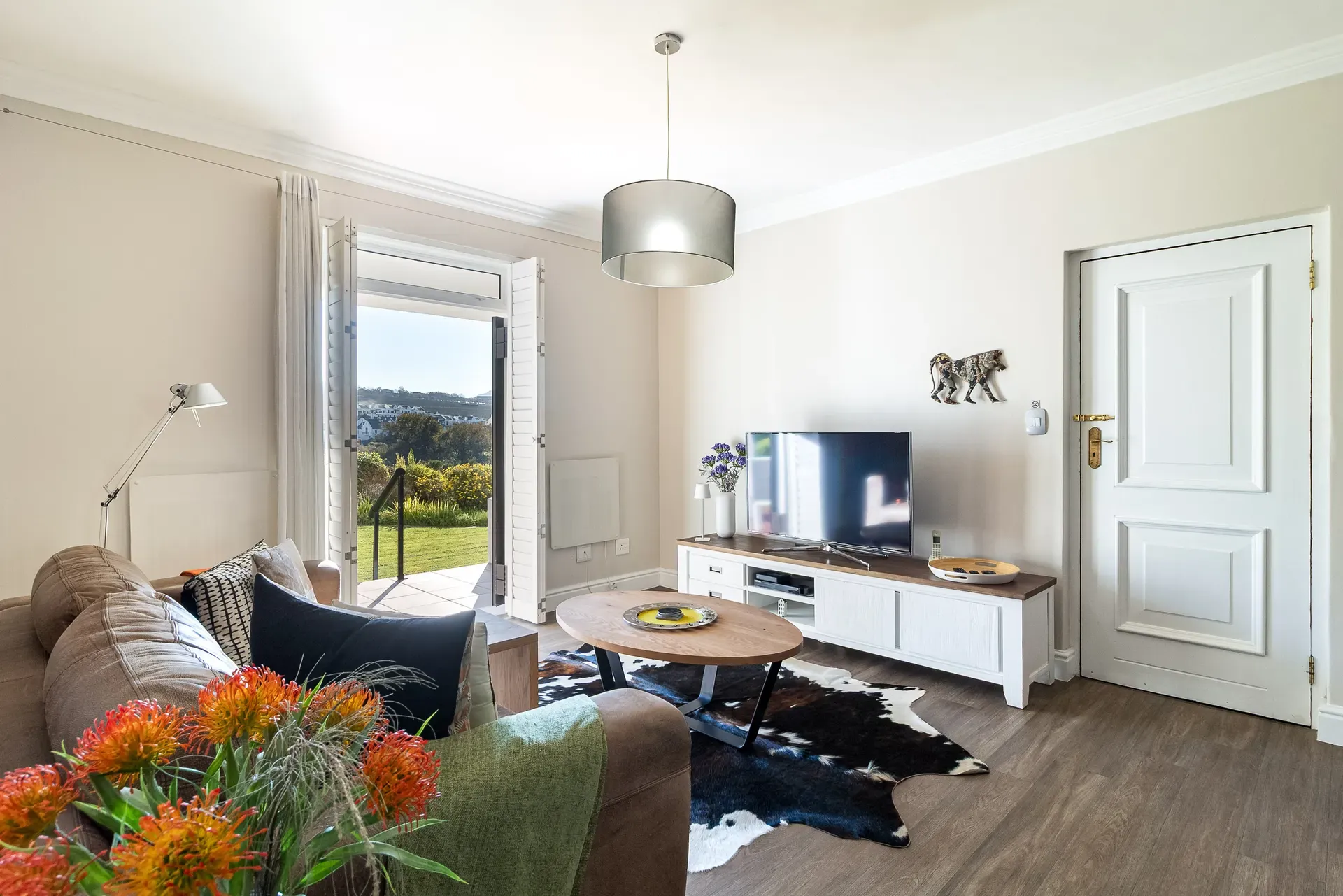 Lodge 4 — lodge-4-living-room