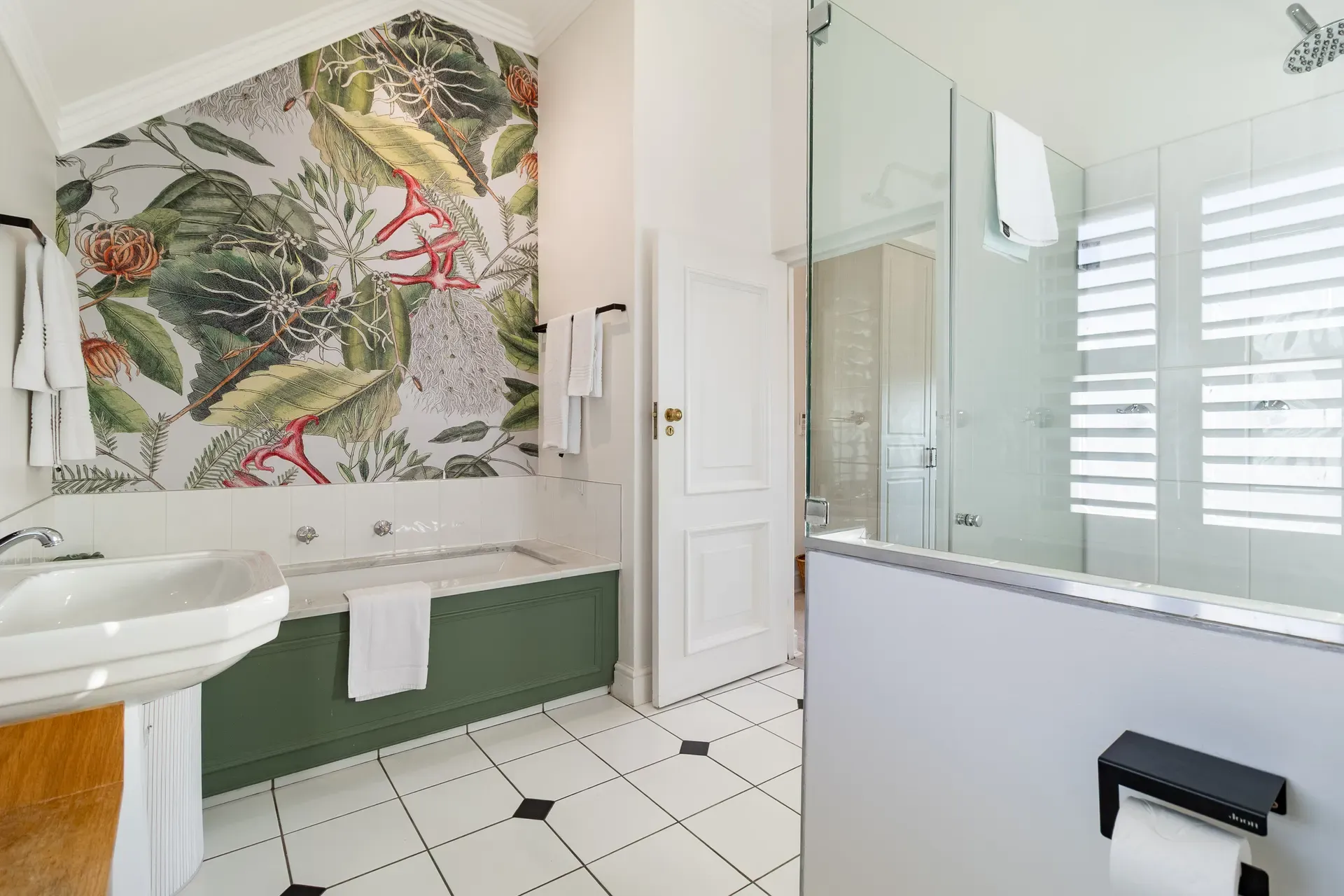 Lodge 9 — lodge-9-bathroom