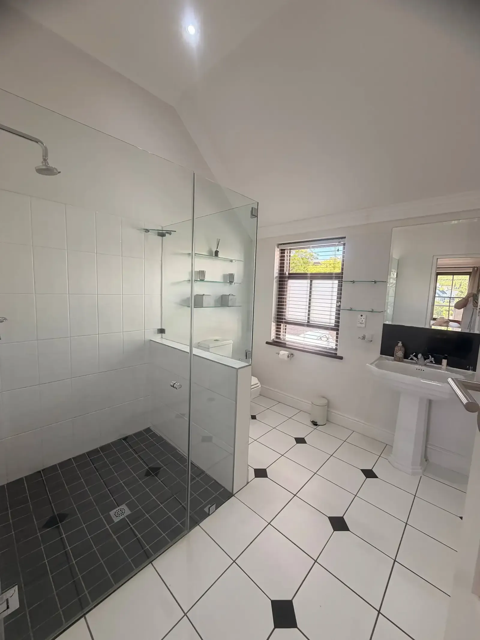 Lodge 8 — winelands-golf-lodges-8-37